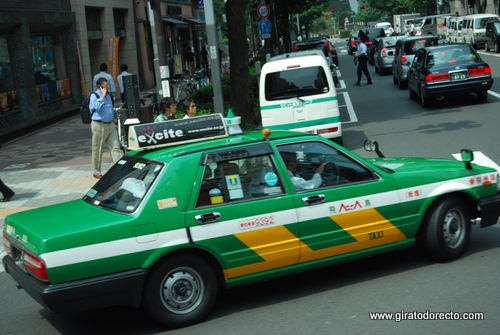Un taxi en Tokio conduciendo por lado incorrecto de la via.